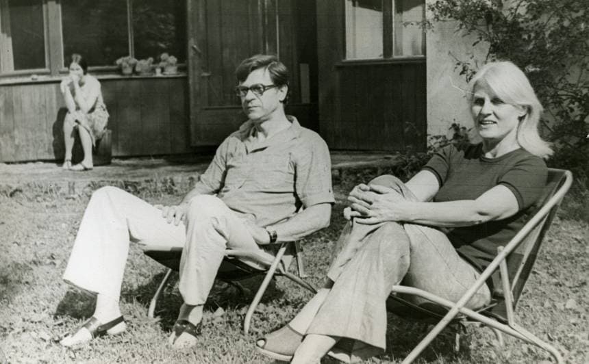 Dzemma Skulme un Ojārs Ābols savās mājās Mežaparkā.